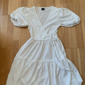 Klänning - Jättefin klänning från Gina tricot! Använd 1-2 gånger. Perfekt till konfirmation 🩷