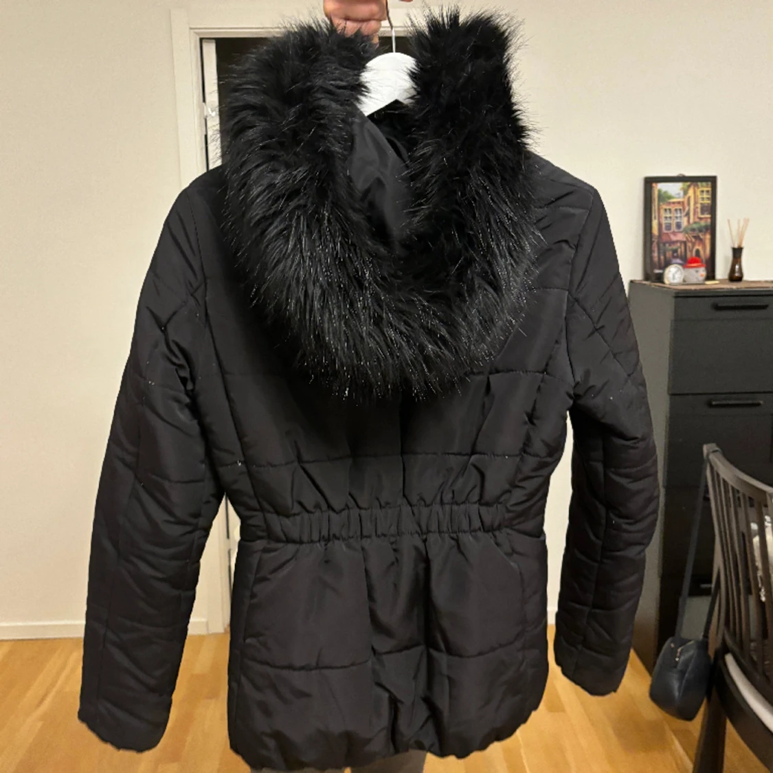 Svart jacka med luva - 90