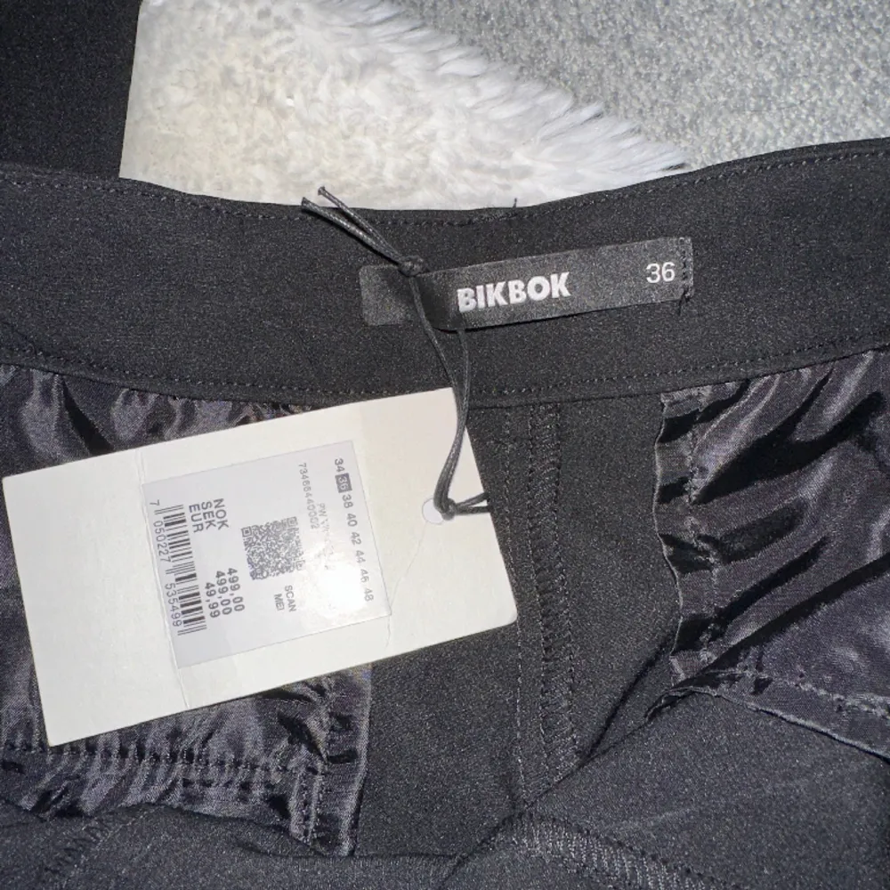 kostymbyxor från BikBok i storlek 36, aldrig använda, säljer då de är för stora. Jeans & Byxor.
