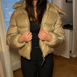 Tommy Hilfiger glansig jacka - Ny jacka från Tommy Hilfiger använd fåtal gånger, perfekt skick och passar perfekt nu under vintern! Ord pris 3500kr namn: GLOSSY DOWN PUFFER JACKET !! Endast dessa bilder!! Pris kan diskuteras 