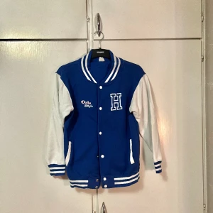 Dolly style kofta!💙 - En Holly Dolly style kofta som har bara används 1 gång! Storlek: 12-13 åringar / S och säljs bara för 99kr 🦋🪼💦