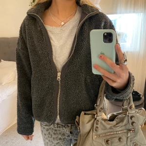 Teddy jacka  - Säljer denna så fina grå Teddy jackan💘💘eftertraktad och säljs inte längre!