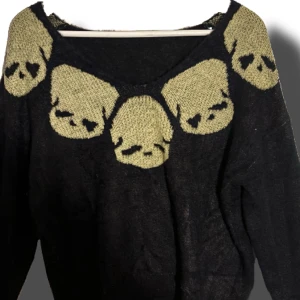 Stickad dödkalle sweatshirt/kofta - Stickad eller nått lite oversized sweatshirt/kofta med döskalle motiv, bra skick aldrig använd, jätte skönt material. Tvättar innan jag postar/träffar upp. Har du frågor, vill ha fler bilder/bilder på, prisförslag eller annat tveka inte att skriva