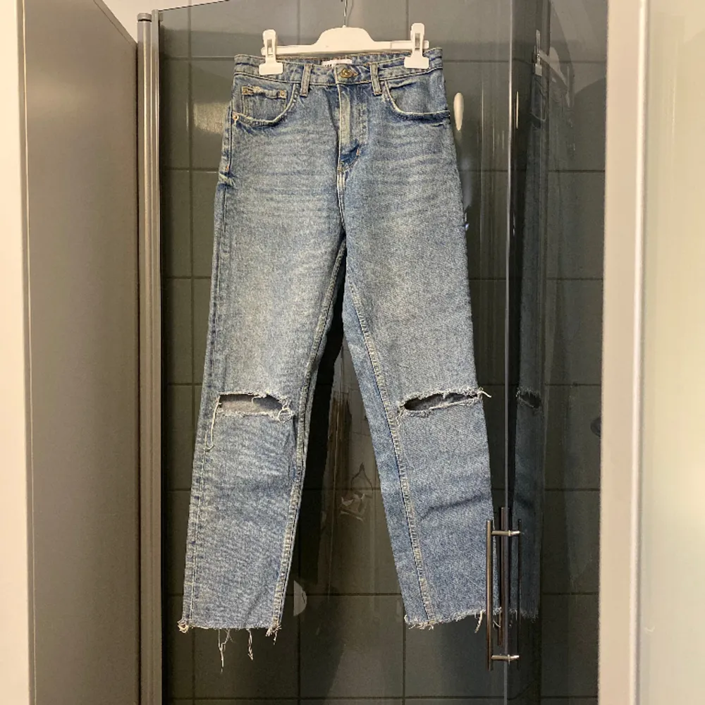Ett par jeans med håll från zara i storlek 36. Jeans & Byxor.
