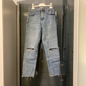Ett par jeans med håll från zara i storlek 36