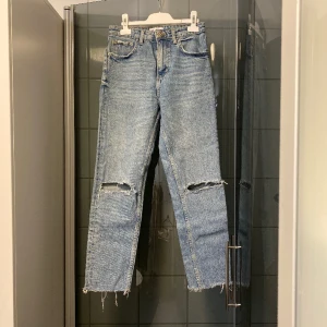 Jeans - Ett par jeans med håll från zara i storlek 36