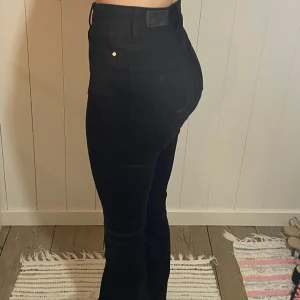 Svarta flare jeans - Svinsnygga högmidjade jeans från bikbok. Fick i present men aldrig använda enbart tvättade🤍
