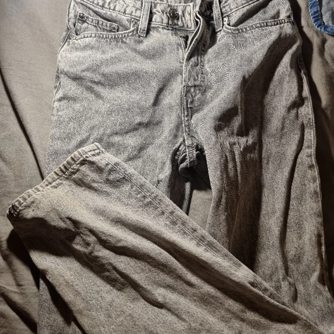 Grå jeans