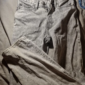 Grå jeans - Gråa jeans från H&M, säljer eftersom jag inte använder dem längre