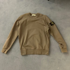 Stone island tröja - Tröjan är i bra skick, är dock lite solblekt på ärmsluten och botten på tröjan. Den är i storlek M men sitter mer som s och är köpt på nk för drygt ett år sedan. Kvitto finns men inga tags kvar, bara skriv om ni undrar något.