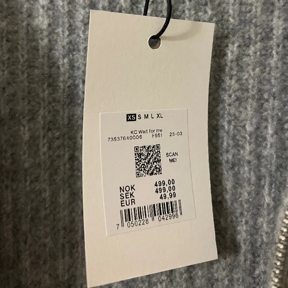 grå stickad tröja/kofta från bikbok i storlek xs, säljer då den är för liten för mig! köptes för 499kr, helt ny, oanvänd, prislapp finns kvar! helt SLUTSÅLD på hemsidan! köparen står för frakten . Tröjor & Koftor.