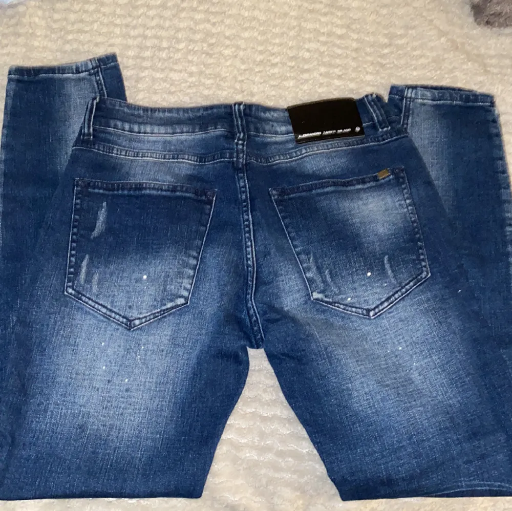 Fina nya i bra skick jeans knappt använda (fake). Jeans & Byxor.