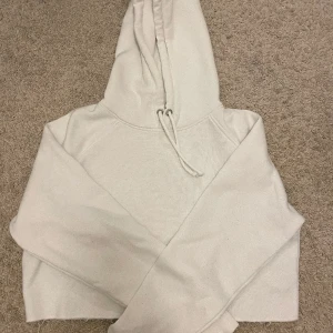 Hoddie - Säljer min korta vita hoddie från bikbok som är skit snygg till tex ljusblåa lågmidjade jeans❤️‍🔥