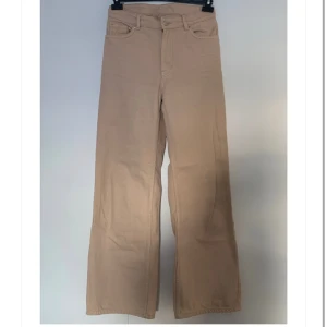 Monki jeans  - Fina beiga jeans från monki i storlek 28