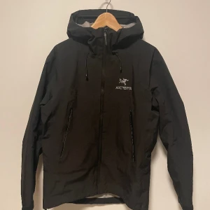 Arcteryx Beta Lt Jacka, Sz M - Denna jackan var från början en goto i regnigt väder (Göteborg) och den har fungerat väl.   På sistonde så märkte jag att goretexen inte varit lika vattentät så den har mer använts som ett modeplagg eller vid lätt regn. Ha det i åtanke. Passar M/L ❤️