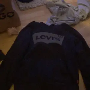 Levis tröjan funkar bra till när de t.ex är kallt ute på en vinter eller om det är kyligt ute på sommaren.  Har nästan inte användt den och den är tyvärr för liten för mig. Funkar bra till både killar och tjejer.😄  