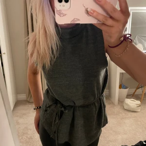 Topp Zara - Ursnygg topp med knyte från Zara. Storlek L men passar mig som är S-M❤️ den är liten mix av svart/mörkgrå/mörkgrön