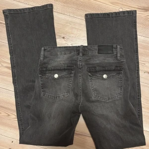 Lågmidjade jeans - 🌟FRI FRAKT PASSA PÅ🌟 ”90’s boot” jeans från lager 157. endast använda en gång, nyskick. säljer då dom var något korta på mig. storlek S full length. passar ca 34/36. nypris: 400kr 💗