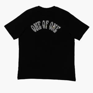T-shirten från One of One. Använd flertal gånger men inget som märks, alla stenar är fortfarande kvar. Slutsåld på hemsidan 🤍