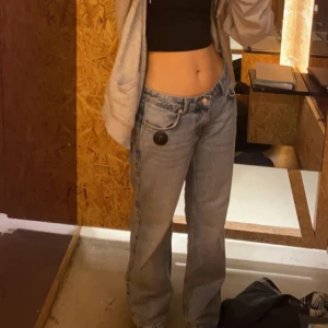 Lågmidjade jeans - Säljer dessa populära ”arrow low” jeansen i ljusblå från Weekday i jättebra skick. storlek w27/l30🌸🌸