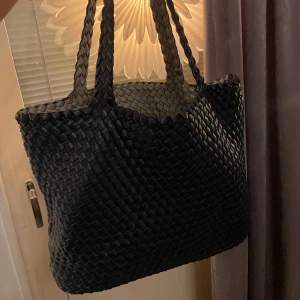 Väska  - Säljer denna jätte fina mörkblåa väska💘