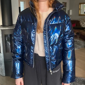 Jacka  - Tryck gärna på ”köp nu” för billig o spårbarfrakt 🥰 Blå skimmrig bomberjacka med ”halo” effekt från Bershka. I nyskick då den aldrig är använd, endast testad.