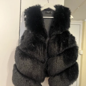 Fuskpäls  - Fuskpäls från Noémi Kent Paris i storlek s/m. Endast använd vid få tillfällen 