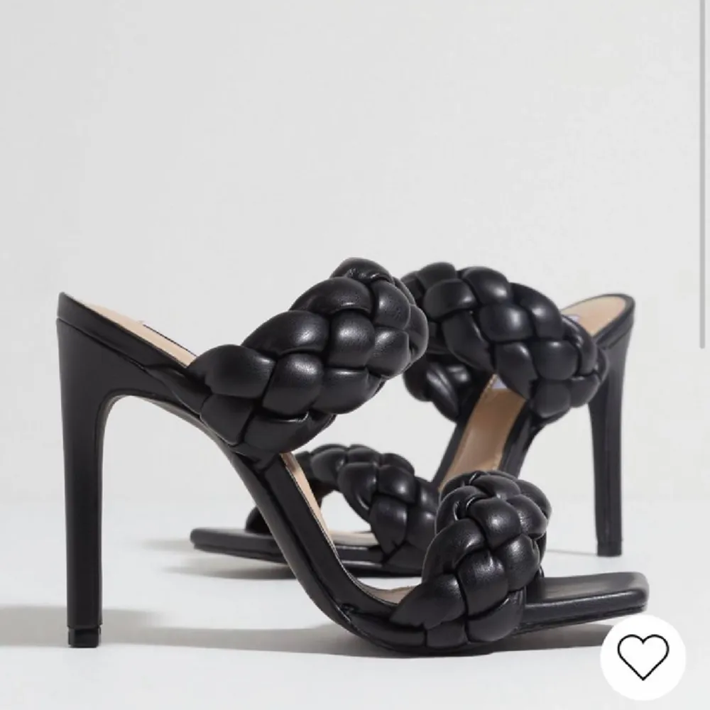 Sandal klackar från Steve madden. Helt nya och oanvända. Storlek 37.   Sälja pga att jag missade returen!. Skor.