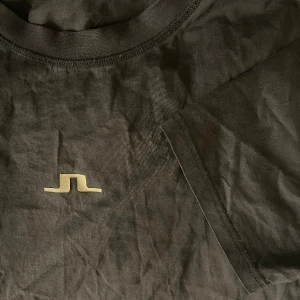 J.Lindeberg t-shirt - J.Lindeberg t-shirt i storlek L. Lite åt den sportiga hållet i materialet men funkar även till vardagen!