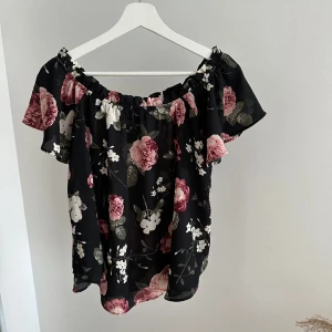 Blommig topp - Off shoulder topp från Gina Tricot Sparsamt använd, fint skick Storlek 36