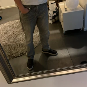 Gråa jeans - Ett par riktigt snygga jeans. Använda bara några få gånger och tvättade ett par gånger. Skick 8/10. Nypris 600kr.