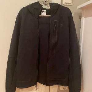 Nike Tech Fleece/Nylon Mix Full Zip  - Svart, Skick 9/10, Storlek:S, Nypris:1200kr Mitt pris: 799kr