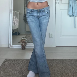Lee jeans - midjemått: 37cm rakt över, innerbenslängd: ca 80cm 💗 