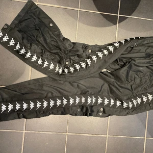 Kappa  - Strl m  Finns färgfläckar 