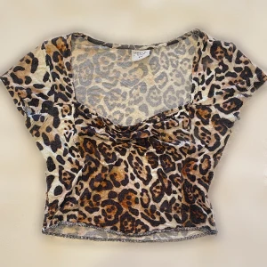 Leopard topp - Jättesöt tröja i skönt,ä stretchmaterial 💞