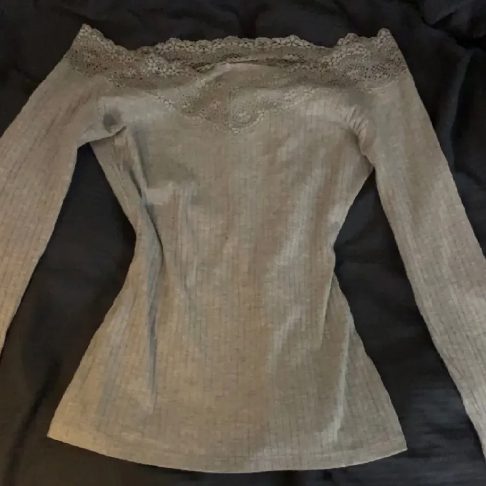 Jättesöt skön grå off-shoulder spets tröja! Säljer då den inte passade mig😋 lång bild från förra ägaren❤️. Tröjor & Koftor.