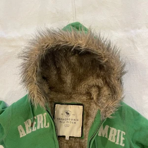 Grön pälsjacka - Jättefin jacka/tjocktröja som har päls på insidan💕