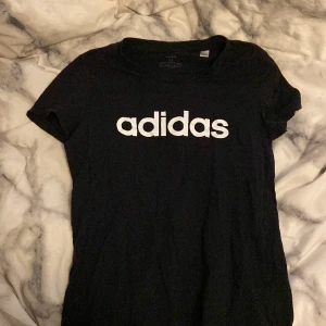 Adidas t shirt - I svart
