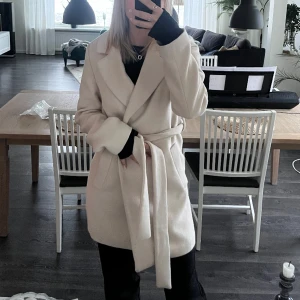 Beige kappa - As snygg beige kappa i toppen skick ifrån H&M! Väldigt redigt material så man fryser ej. 