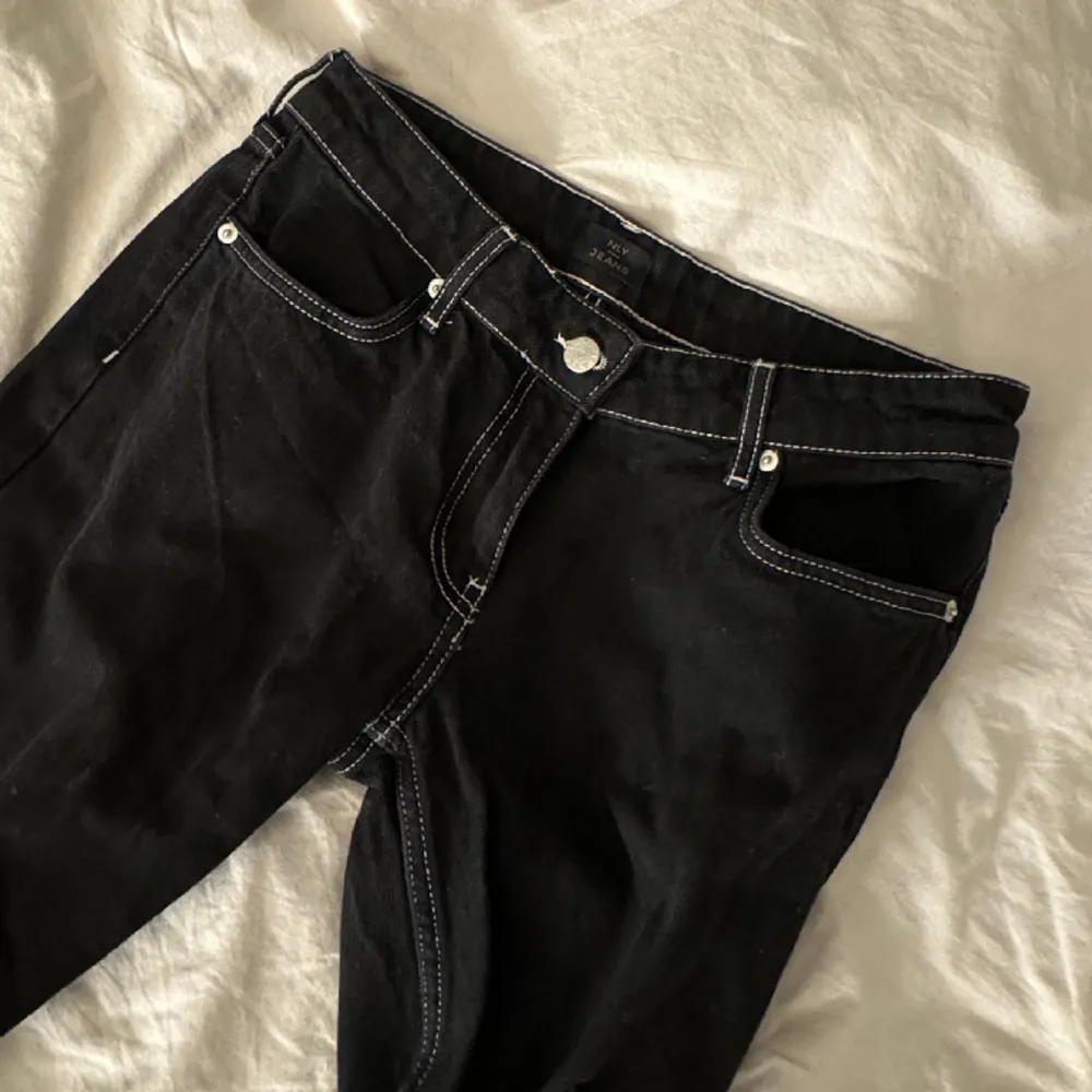 Säljer dessa slutsålda jeans ifrån Nelly då de inte passar mig💕storlek 36!!! . Jeans & Byxor.