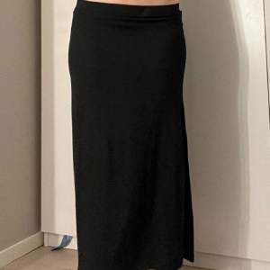 Ribbad lång svart kjol med slits på sidan från lager 157. Endast använd ett fåtal gånger. Storlek M💕