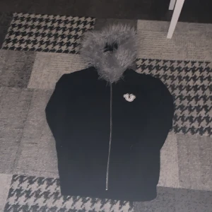 True religion fur zip up - En fet custom gjord fur zip up bra kvalite luvan va gjord personligen av mig tröjan va köpt 2nd hand kmr ifrån london