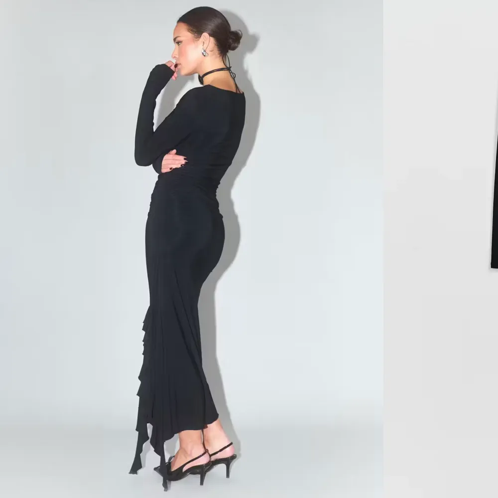 Säljer denna svarta och slutsålda klänning från Gina Tricot i storlek S. Endast använd en gång. Mycket skönt material. . Klänningar.