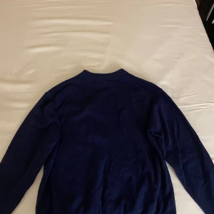 Marinblå tröja - En super fin stickad tröja från zara. Använd 3-4 gånger inga defekter. Säljer då den var för liten