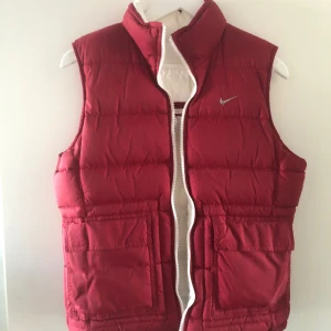 Vintage nike väst - Säljer nu denna skitsnygga vintage nike dunvesten i storlek L, sitter dock snarare mer som M☺️Den går att vända till valfri färg, två västar i en alltså!😮‍💨🫶Den vita sidan har några märken i armhålan som syns på sista bilden