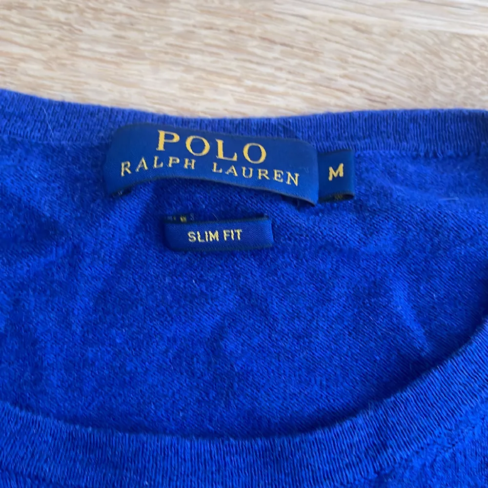 Säljer min Ralph Lauren bomull/kashmir tröja storlek M slim fit.  Mycket fint skick.   Nypris 2500kr, mitt pris 499kr. Tröjor & Koftor.