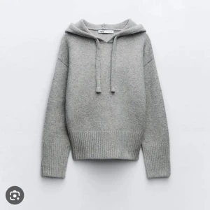 Stickad hoddie - Använd endast 1-2 gånger nypris 500kr jag säljer för 350kr