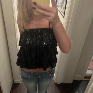 Svart fest topp - Svart paljett topp, jättebra skick💞 Kan även användas som kjol💞💞