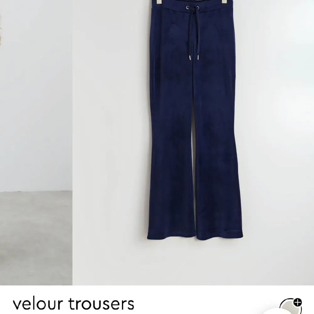 Mörkblåa velour byxor från Gina Tricot i storlek xxs men passar xs/s. . Jeans & Byxor.