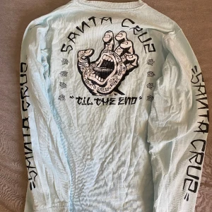 Ljusblå långärmad tröja  - Säljer min jätte coola ljusblå långärmade tröja med tryck på. Inte används mycket alls så är i bra skick. För fler bilder kp. OBS! Plaggen tvättas/stryks alltid om det behövs innan jag skickar iväg dom!❤️